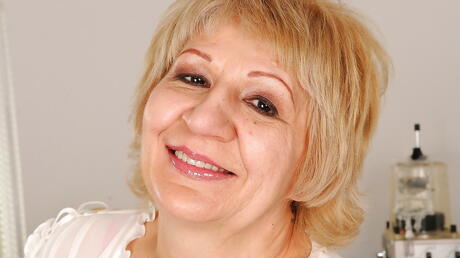 Stunning older Kati Bell reveals her ass 