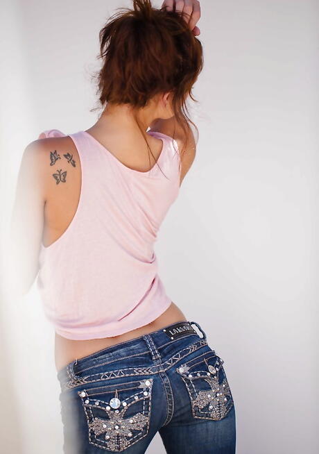 Stunning american dark hair hottie Presley Dawson exhibits small tits and bald pussy outdoor